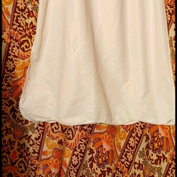 ANOTHER VINTAGE beige half slip with scalloped hem.   Get it outta my li… - Picture 6 of 9